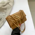Sac bandoulière marron matelassé avec surpiqûres en V, pompon et chaîne dorée - Marron