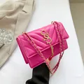 Sac bandoulière matelassé fuchsia avec logo doré, glands en métal et chaîne - Rose rouge