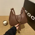 Borsa hobo marrone in pelle con trama litchi e fibbia dorata elegante - caffè
