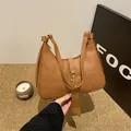 Borsa hobo in pelle martellata marrone con fibbia in metallo dorato e tracolla chic - Marrone