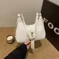 Borsa a spalla bianca a mezzaluna con trama litchi e dettagli in metallo dorato - Bianco