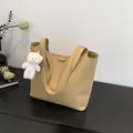 Minimalist beige tote bag in lychee leather with a cute white teddy bear charm - With Pendant / Khaki