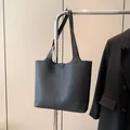Chic black lychee pattern leather tote bag for women with large capacity for commuting - No Pendant / Black
