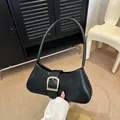 Bolso vintage de cuero aceitado negro para axila con hebilla dorada decorativa - Negro