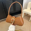 Bolso baguette vintage marrón caramelo con gran hebilla metálica dorada de moda - Marrón