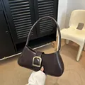 Bolso vintage de piel aceitada marrón oscuro con gran hebilla dorada para mujer - Café Oscuro