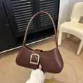 Bolso vintage marrón oscuro de piel sintética con una elegante hebilla dorada - Marrón Oscuro
