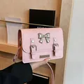 Rosa Umhängetasche mit silberner Metallschleife und Doppelschnalle im JK-Akademie-Stil - Rosa