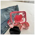 Vista dettagliata della borsa a tracolla in PVC trasparente con cuore rosa e tracolla - rosa acceso