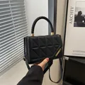 Schicke schwarze gesteppte Tasche mit gewebtem Griff und Metallverschluss für Damen - Schwarz