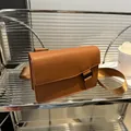 Bolso bandolera marrón minimalista con solapa y correa ancha de nailon trenzado - Marrón