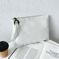 Cartera de mano blanca con relieve de cuadros y correa de muñeca a juego - Blanco