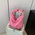 Sac fourre-tout rose en crépon gaufré avec texture plissée et bandoulière élégante - Rose