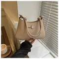 Detail of the chic beige leather handbag featuring a silver star buckle and knot handle - Khaki