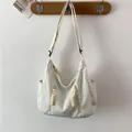 Borsa a tracolla a mezzaluna in nylon bianco con tasche anteriori a zip funzionali - Bianco