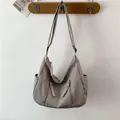 Borsa tote in nylon grigio kaki retrò con doppie tasche frontali e tiranti della zip intrecciati - Grigio