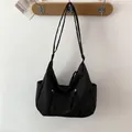 Borsa tote in nylon nero di grande capacità con design multitasche su supporto di legno - Nero