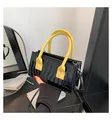 Handtasche mit Kontraststeinmuster aus schwarz-gelbem veganem Leder mit Kroko-Prägung - Schwarz