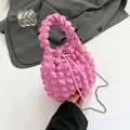 Rosafarbene Bubble-Eimertasche mit Kordelzug, Silberkette und weichem Tragegriff - Dunkelrosa