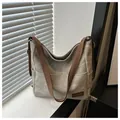 Dettaglio della borsa a tracolla in denim grigio con molteplici tasche funzionali - Grigio
