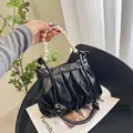 Bolso de nube plisado negro con asa de perlas elegante y correa tejida suave - Negro