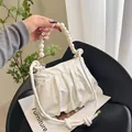 Bolso nube plisado beige con asa de perlas elegante y correa de hombro delgada - Blanco