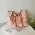 Rosafarbene Wildleder-Tragetasche mit großen Buchstaben-Patchwork und Kettengurt - Rosa