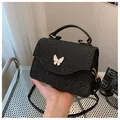 Mini sac à main noir scintillant avec boucle papillon blanche et poignée en cuir - Noir