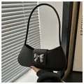 Minimalistische schwarze Unterarmtasche mit silbernem Schmetterlings-Schmuckelement - Schwarz