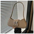 Detailansicht der beigefarbenen Tasche mit silberner Schleife und Premium-PU-Leder - Khaki