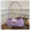 Schicke lavendelfarbene Schultertasche mit silberner Schmetterlingsschnalle aus Leder - Lila