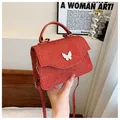 Sac bandoulière rouge pailleté avec fermoir papillon blanc et poignée supérieure - Rouge