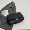 Bolso tote acolchado negro con correa de cadena plateada y cierre de metal de mujer - Negro