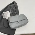 Elegante bolso gris acolchado con correa de cadena plateada y cierre metálico moderno - Gris