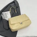Bolso tote beige acolchado con cadena plateada y costuras triangulares de moda - Amarillo