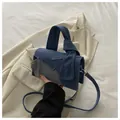 Dettaglio della borsa a tracolla patchwork in denim con cuciture e manico a nodo - Patchwork Blu