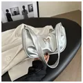 Détail du sac croissant argenté avec papillon métallique et similicuir PU plissé - Argent