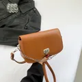 Sac bandoulière en similicuir marron avec fermoir pivotant argenté et chaîne déco - Beige