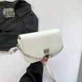 Minimalistische weiße PU-Leder Umhängetasche mit silbernem Ring und Kettenriemen - Weiß