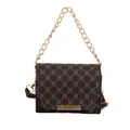 Bolso bandolera vintage marrón con estampado de cadena, asa dorada y correa de cuero - café
