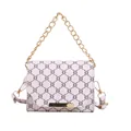 Bolso bandolera cuadrado vintage color crema con monograma y cadena dorada de moda - Blanco