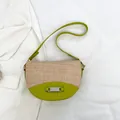 Borsa a sella a contrasto in pelle verde e paglia beige con fibbia in metallo argento - Verde