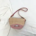 Borsa a sella intrecciata rosa e marrone con pannelli a contrasto e tracolla sottile - Rosa