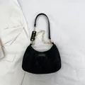 Bolso bajo el brazo plisado negro con cadena de flores doradas y diseño de medialuna - Negro