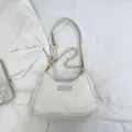 Bolso bandolera crema minimalista con textura plisada y cadena dorada floral - Blanco