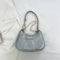 Bolso de hombro gris con patrón de mármol y cadena dorada de diseño minimalista - Plateado