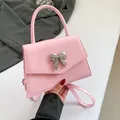 Rosafarbene Lackleder-Umhängetasche mit silberner Schmetterlingsschnalle und Tragegriff - Rosa