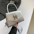 Silberne Metallic-Handtasche mit Schmetterlingsdekor und glänzendem Finish - Silber