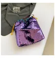 Borsa a secchiello con paillettes viola, coulisse gialla e tracolla a catena - Viola