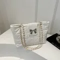 Weiße Stepptasche mit goldener Kette und silberner Schleife für Damen im Trend - Weiß
